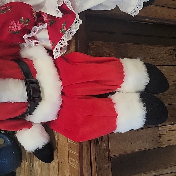 Vintage Mr and Mrs Claus Shelf Sitters - Picture 7 of 16